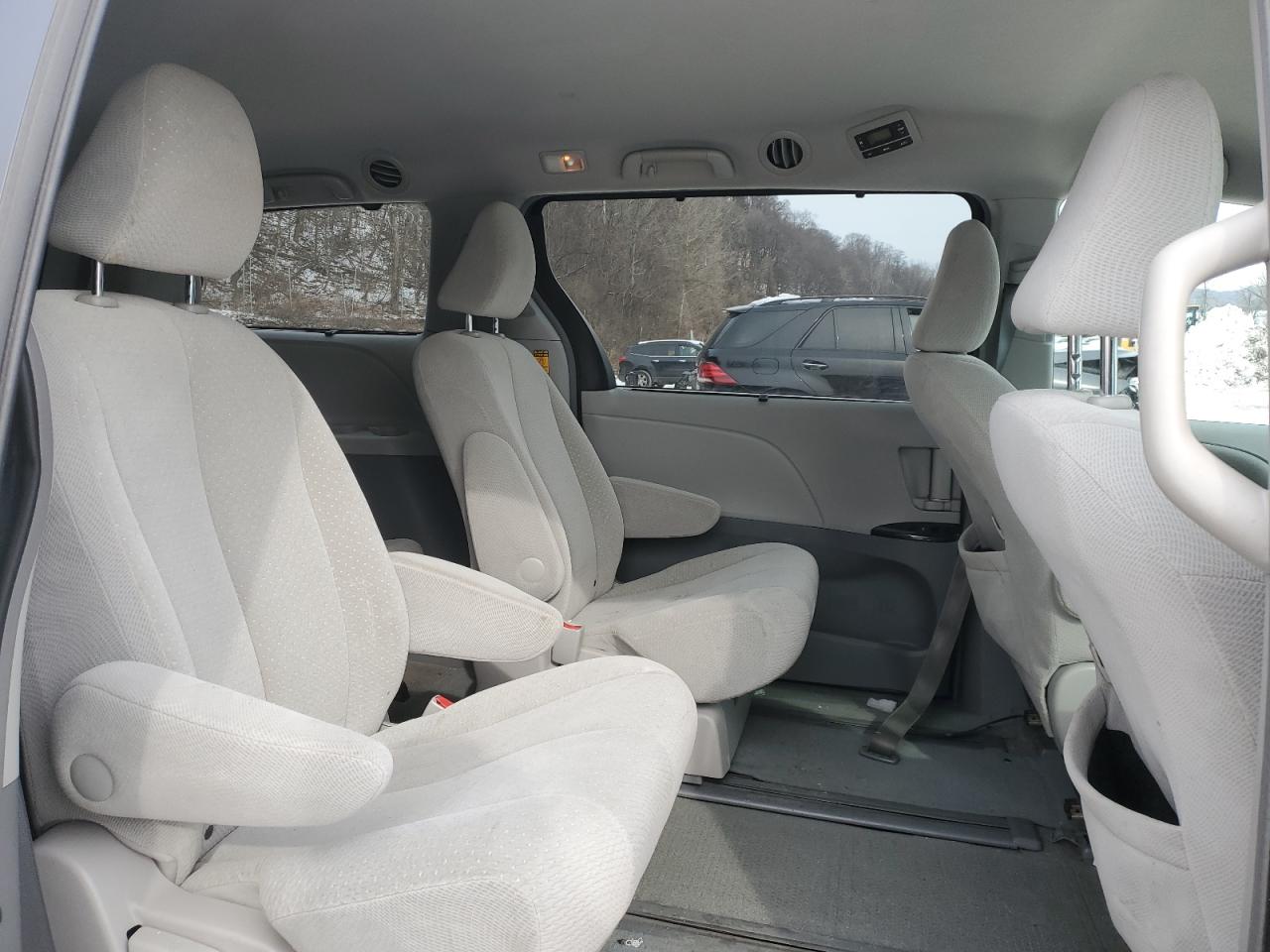 2014 Toyota Sienna - Image 11