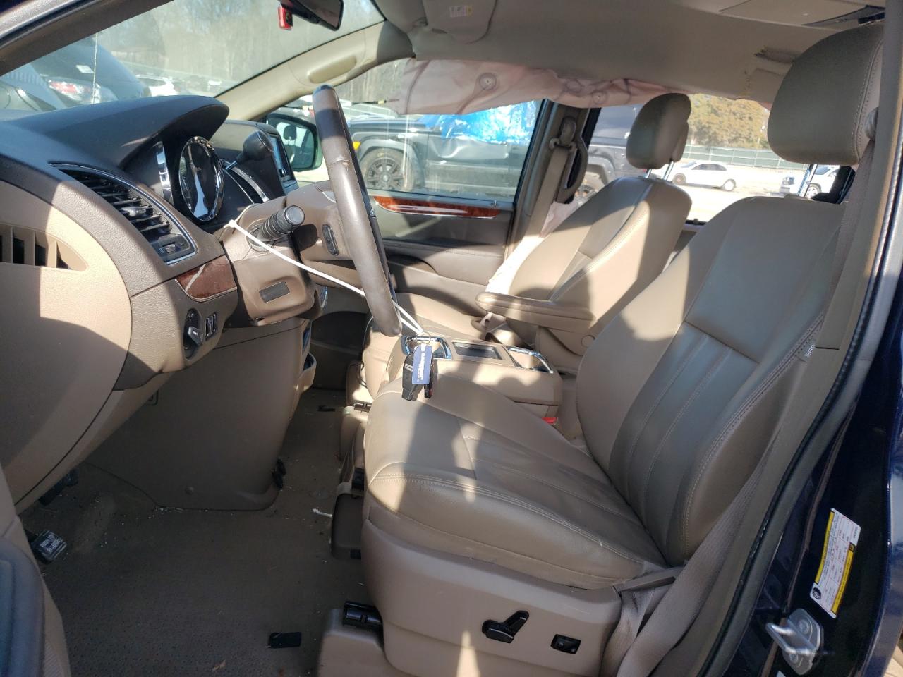 2016 Chrysler Town & Country - Image 7