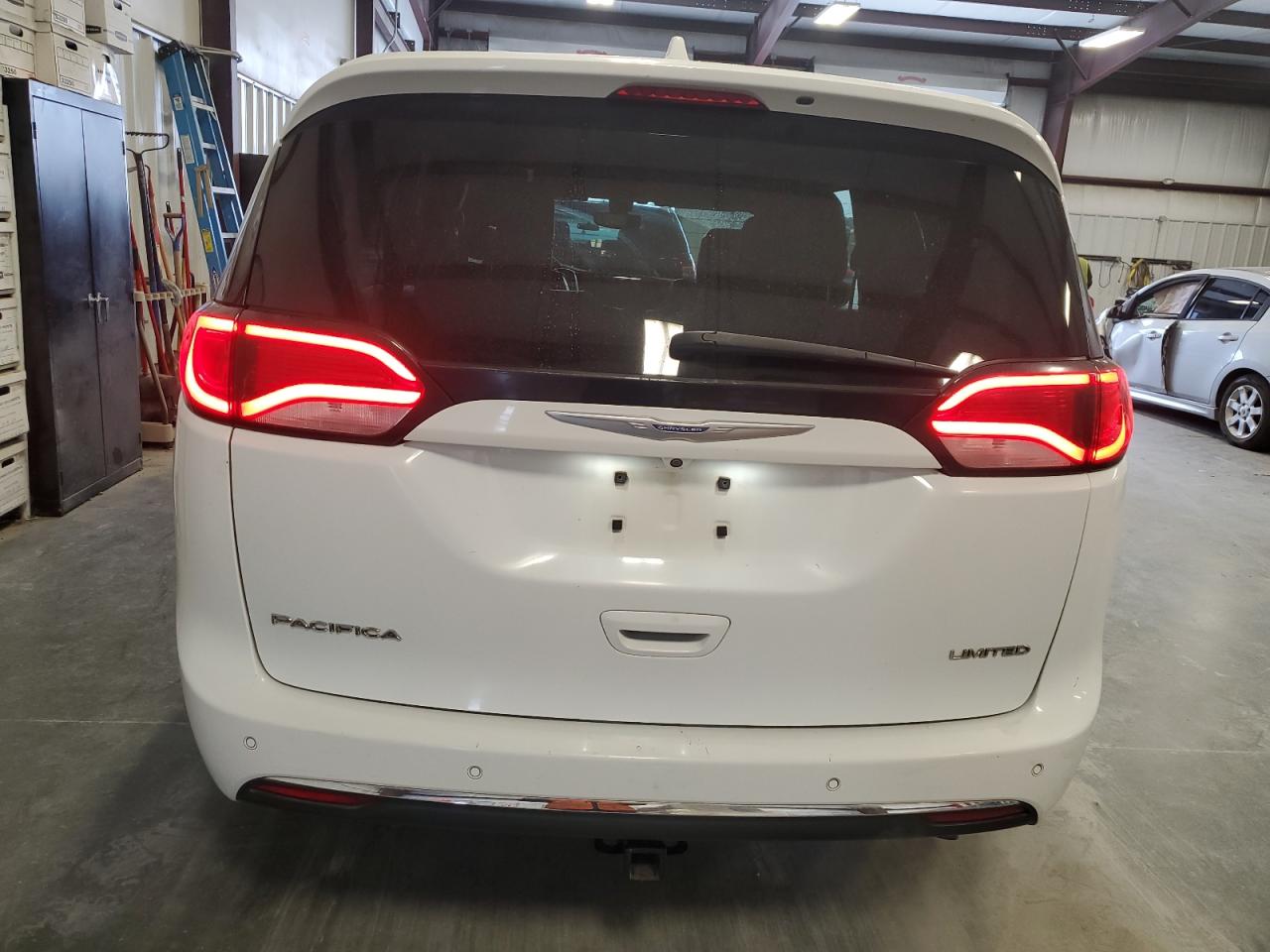 2018 Chrysler Pacifica - Image 6