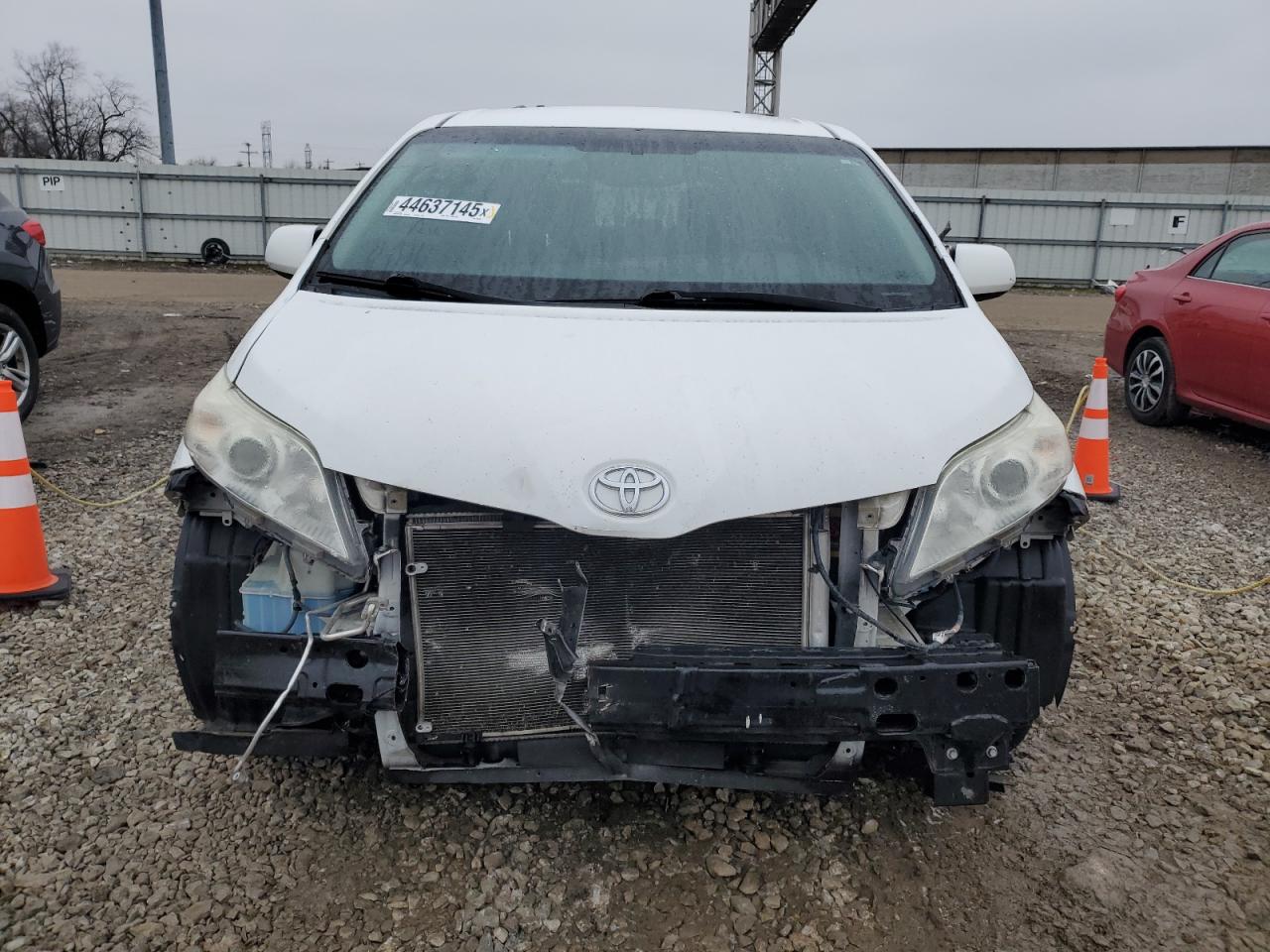 2015 Toyota Sienna - Image 5