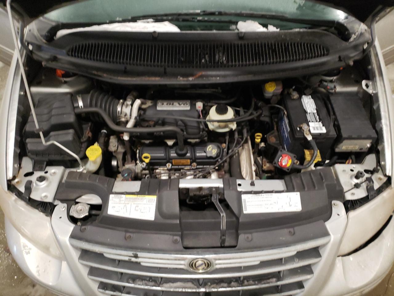 2005 Chrysler Town & Country - Image 13