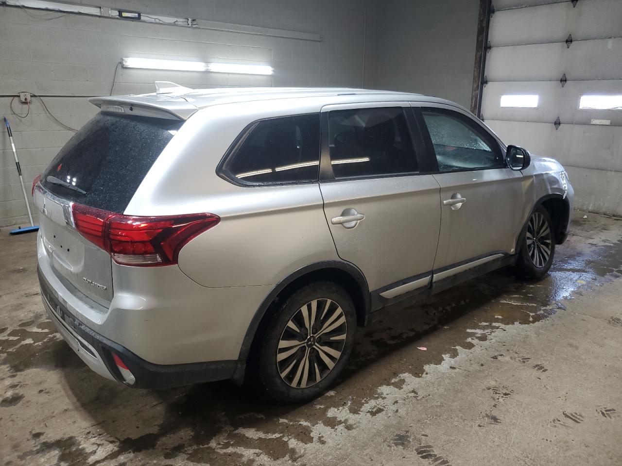 2019 Mitsubishi Outlander - Image 3
