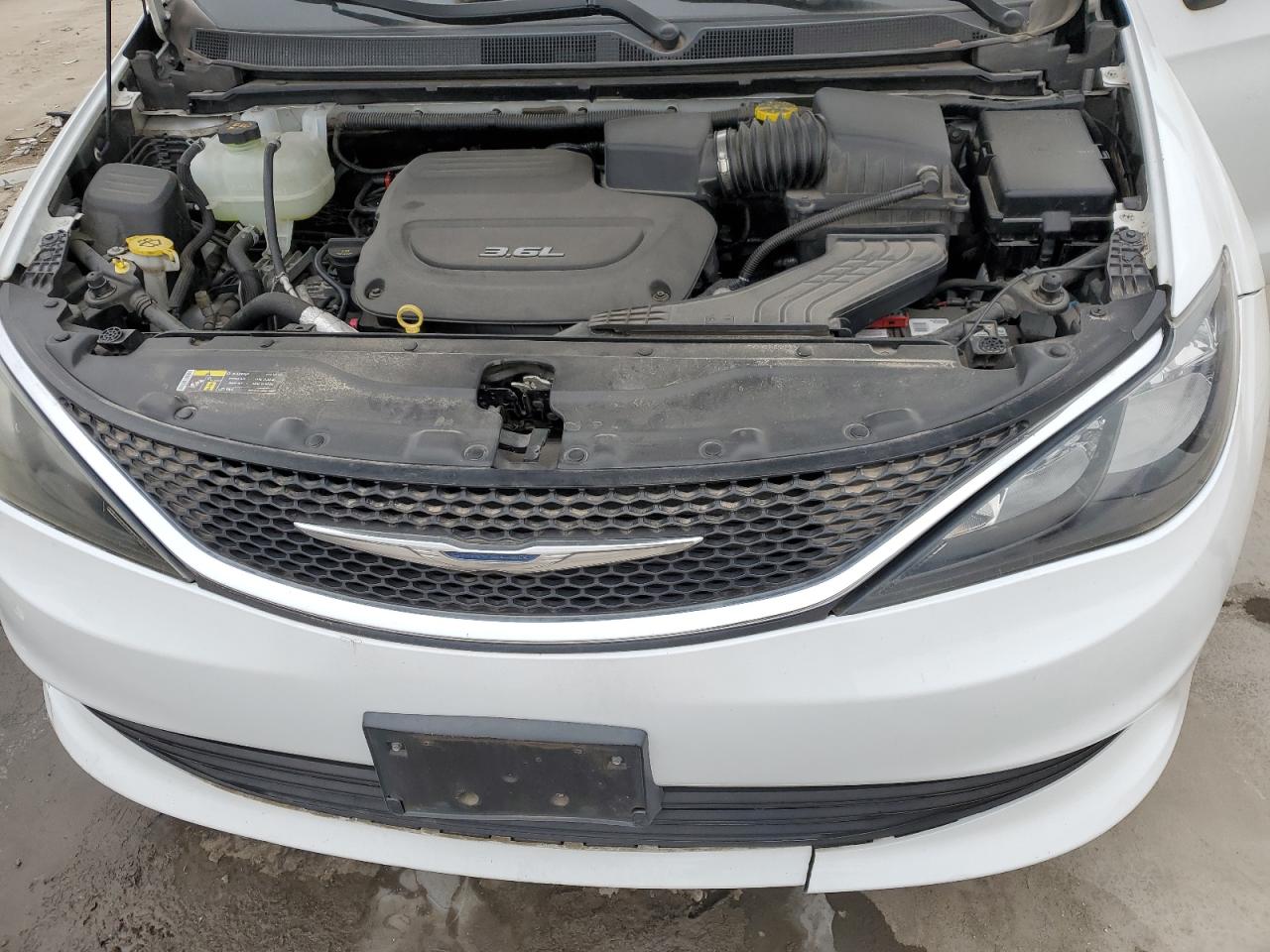 2017 Chrysler Pacifica - Image 12