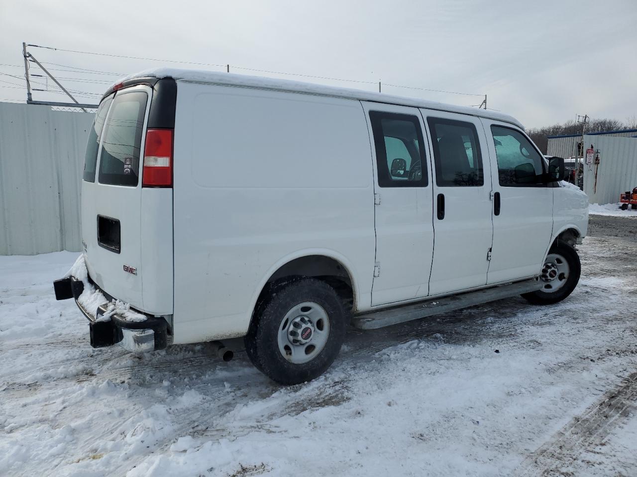 2015 GMC Savana - Image 3