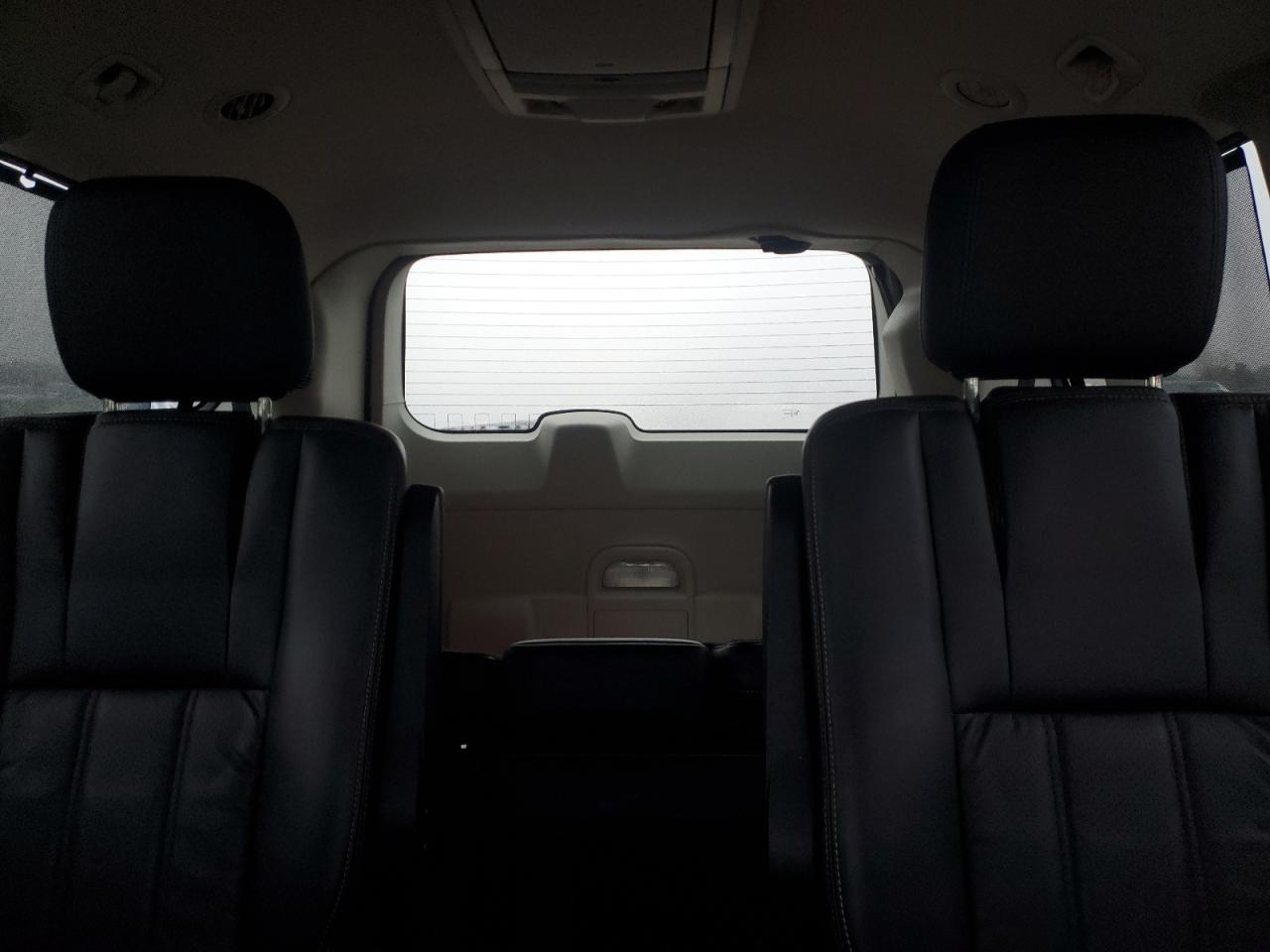 2011 Chrysler Town & Country - Image 10