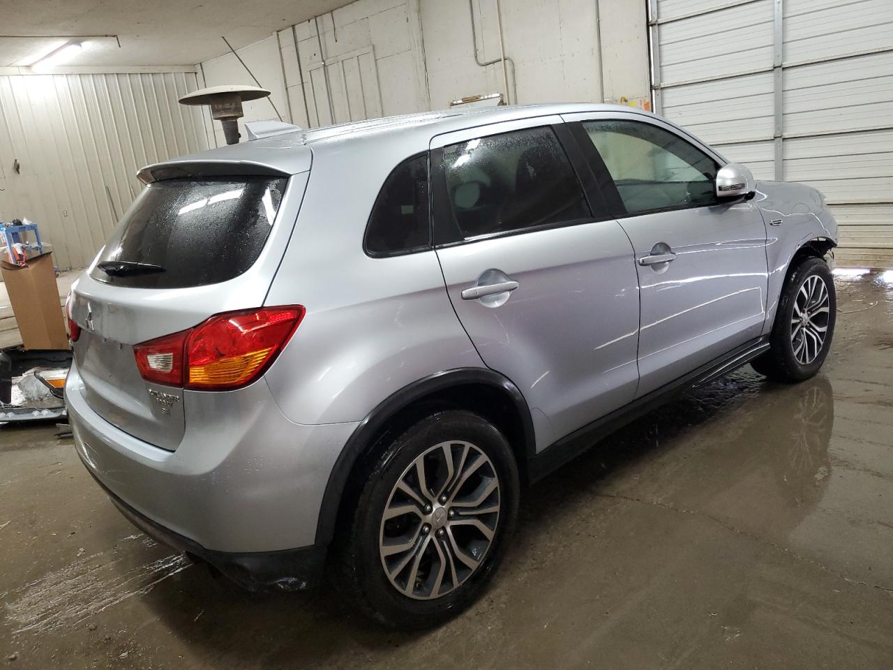 2017 Mitsubishi Outlander - Image 3