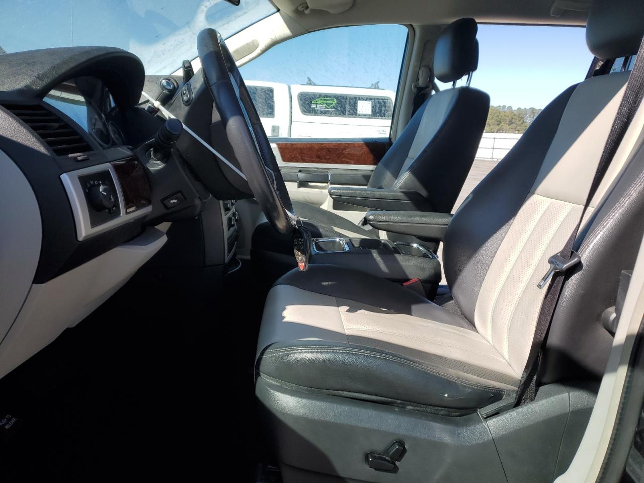2010 Chrysler Town & Country - Image 7