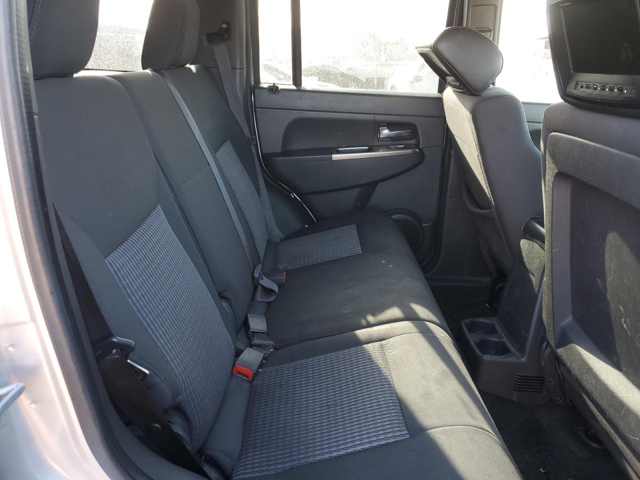 2010 Jeep Liberty (North America) - Image 11