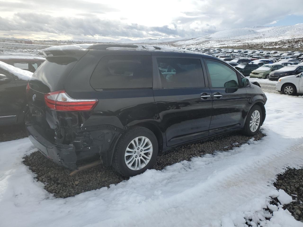2016 Toyota Sienna - Image 3