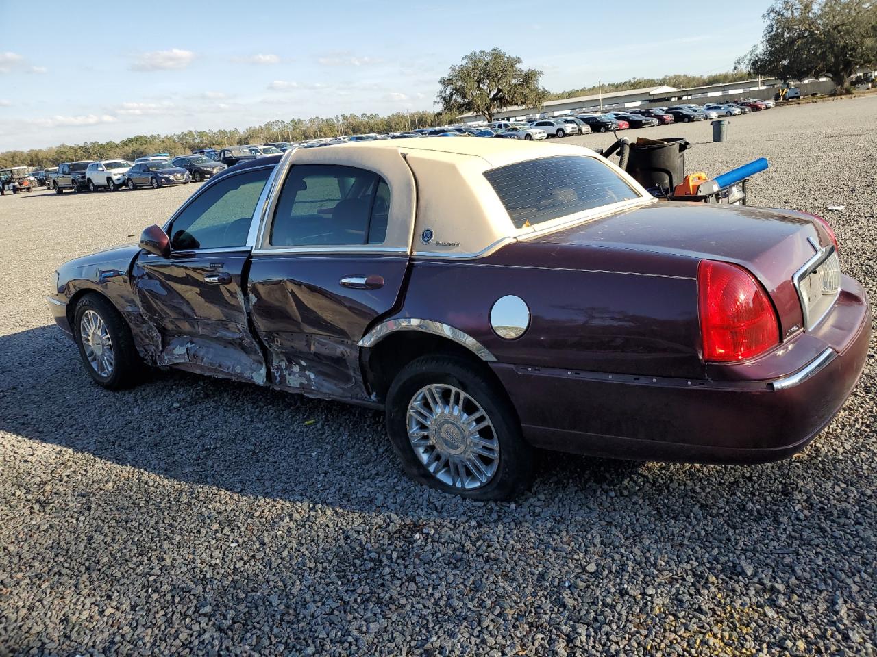 2006 Lincoln Town Car - Image 2