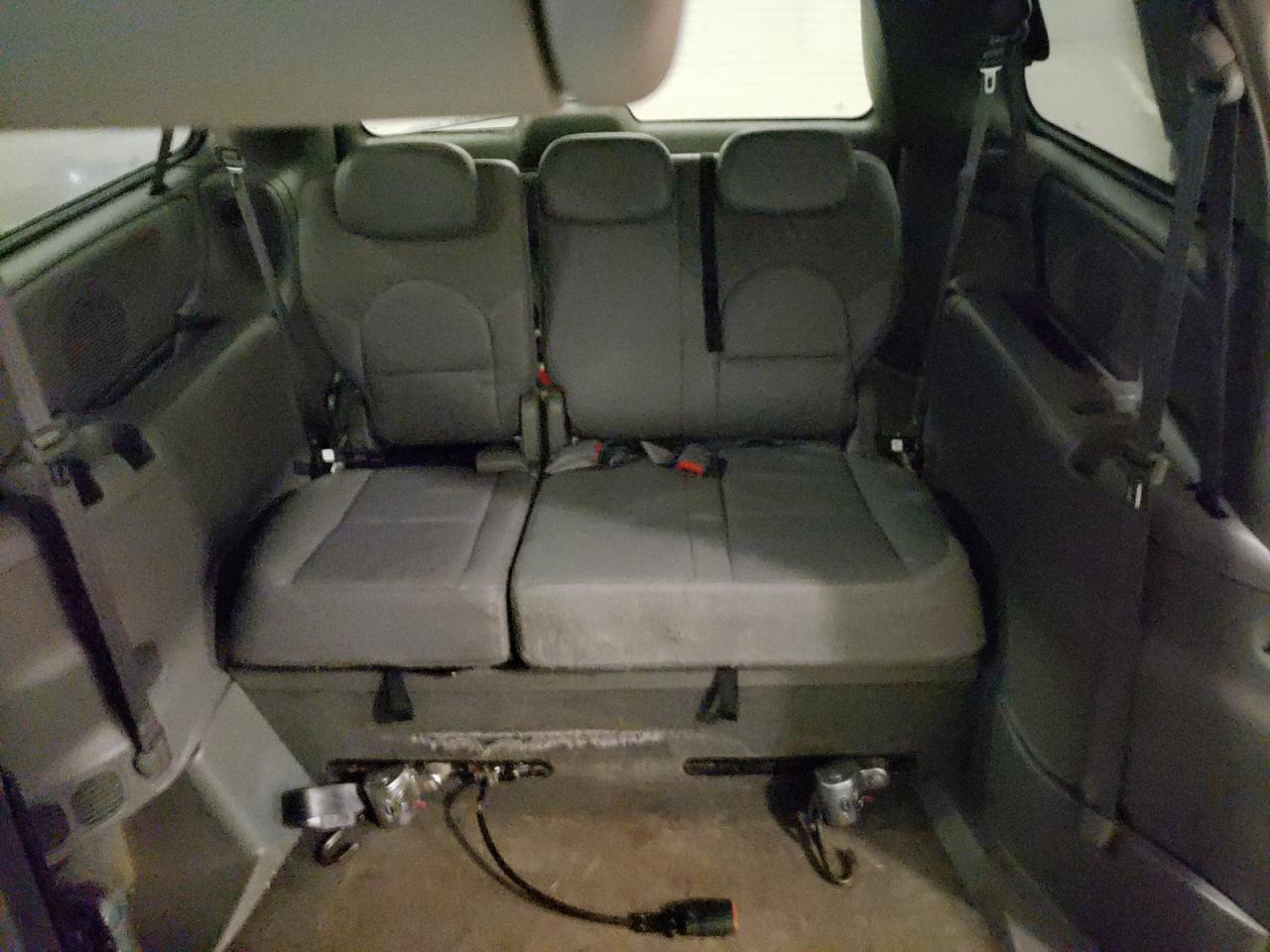 2005 Chrysler Town & Country - Image 10