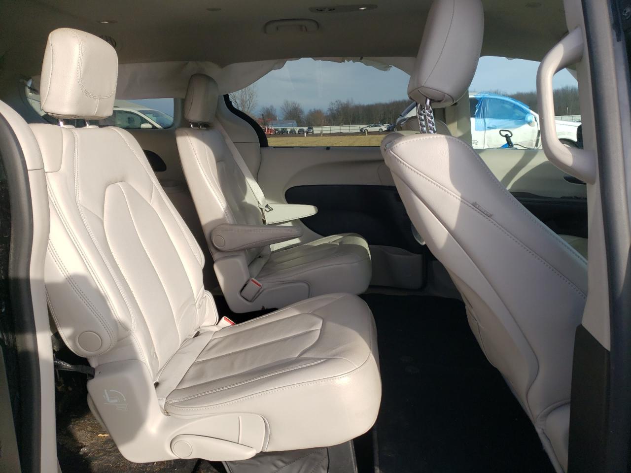 2020 Chrysler Pacifica - Image 12