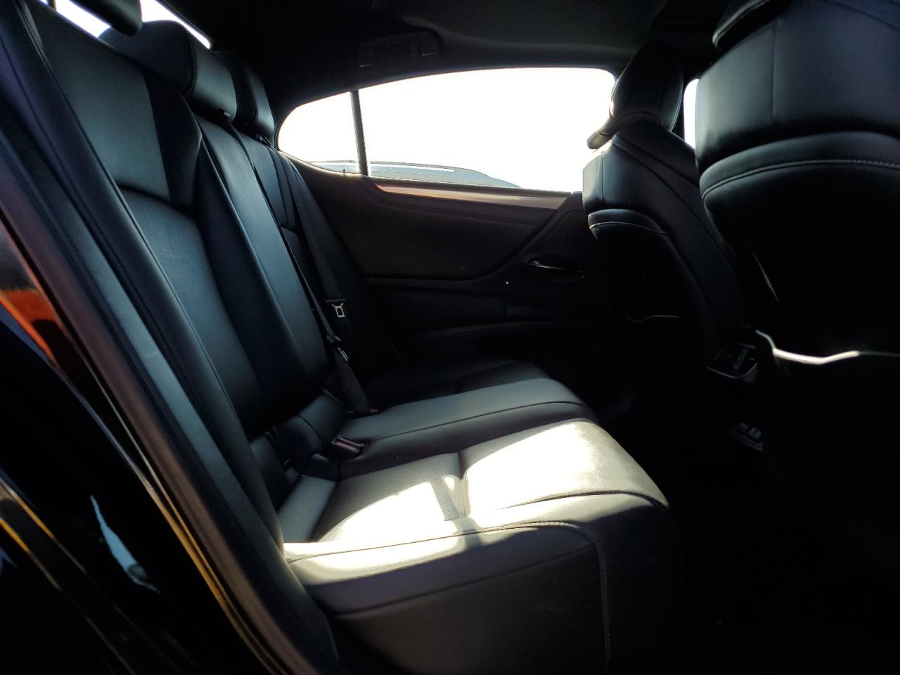 2019 Lexus ES - Image 10