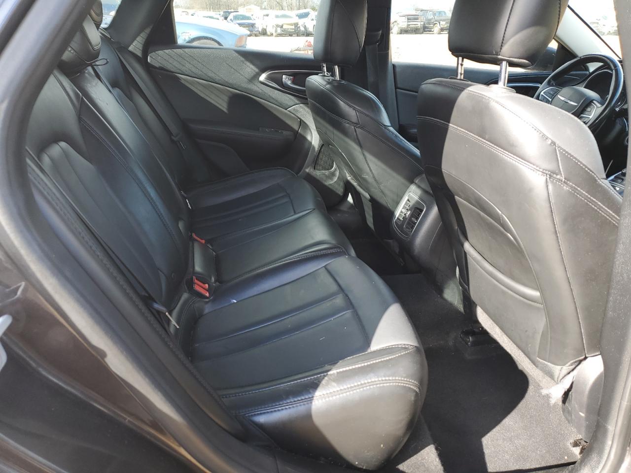 2017 Chrysler 200 - Image 10