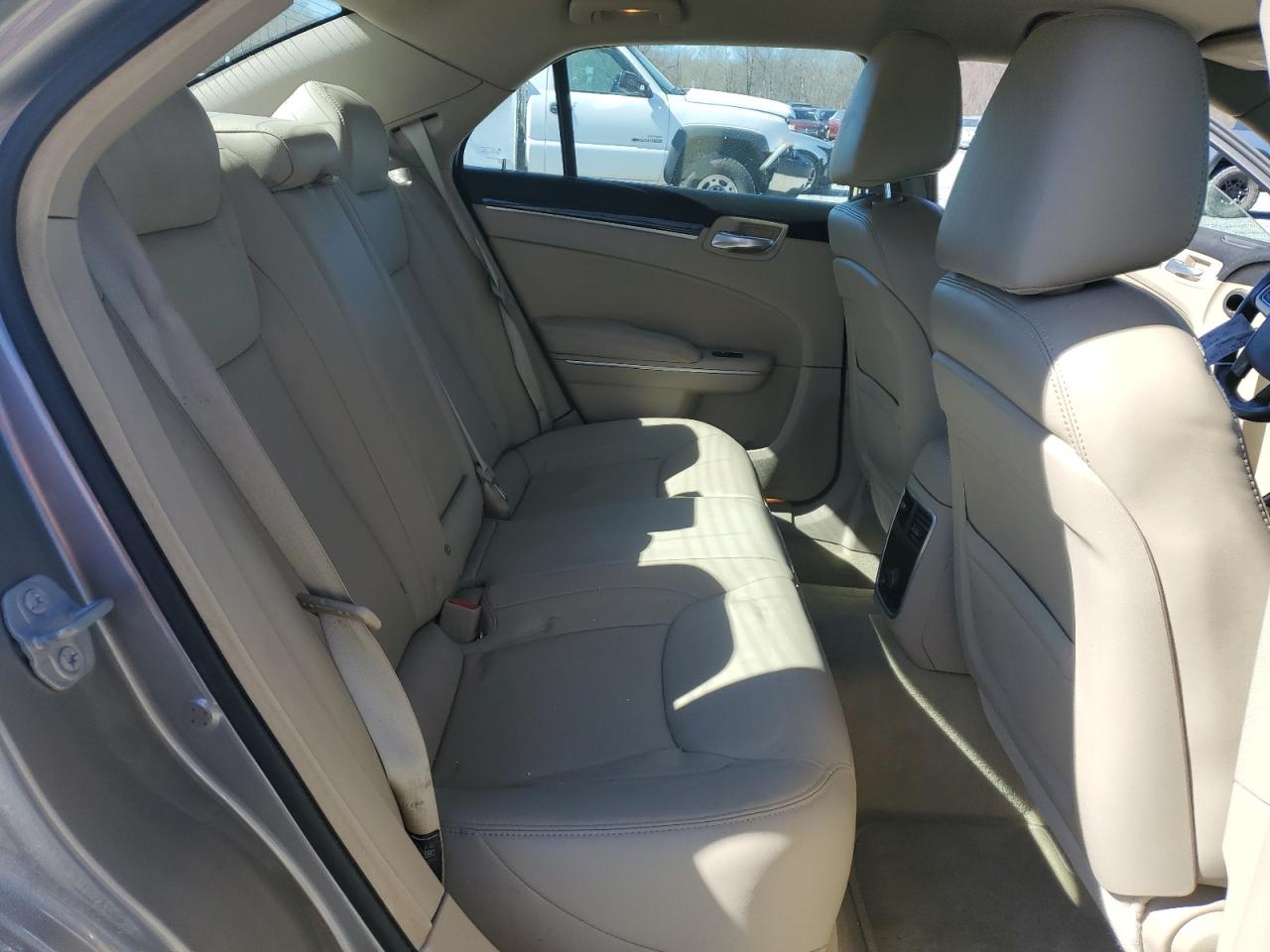 2014 Chrysler 300 - Image 10