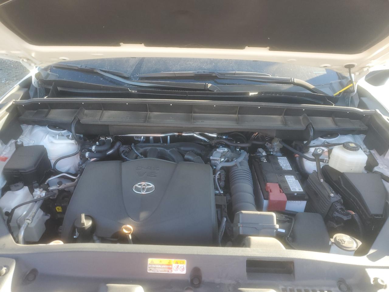 2022 Toyota Highlander - Image 12