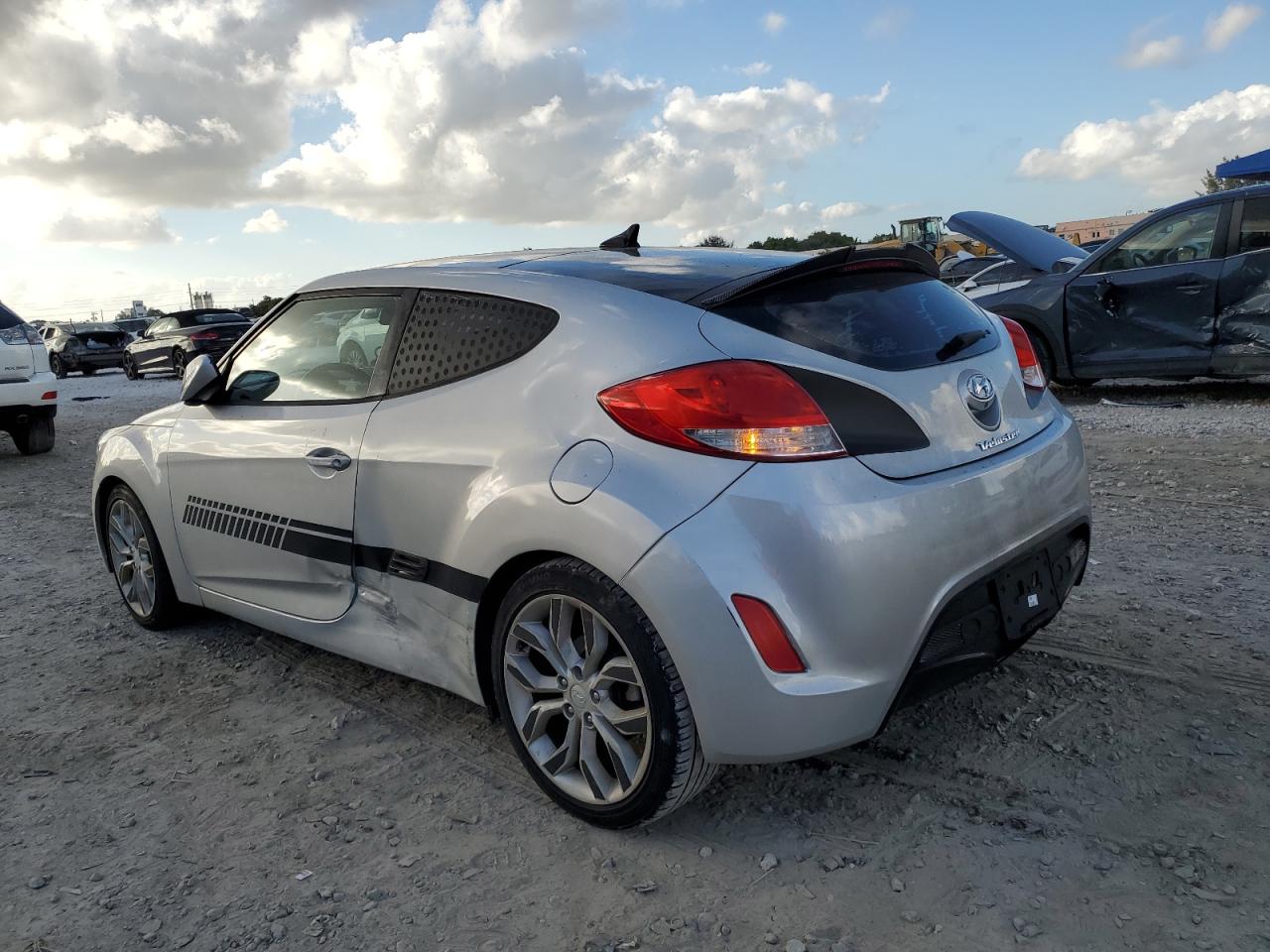2015 Hyundai Veloster - Image 2