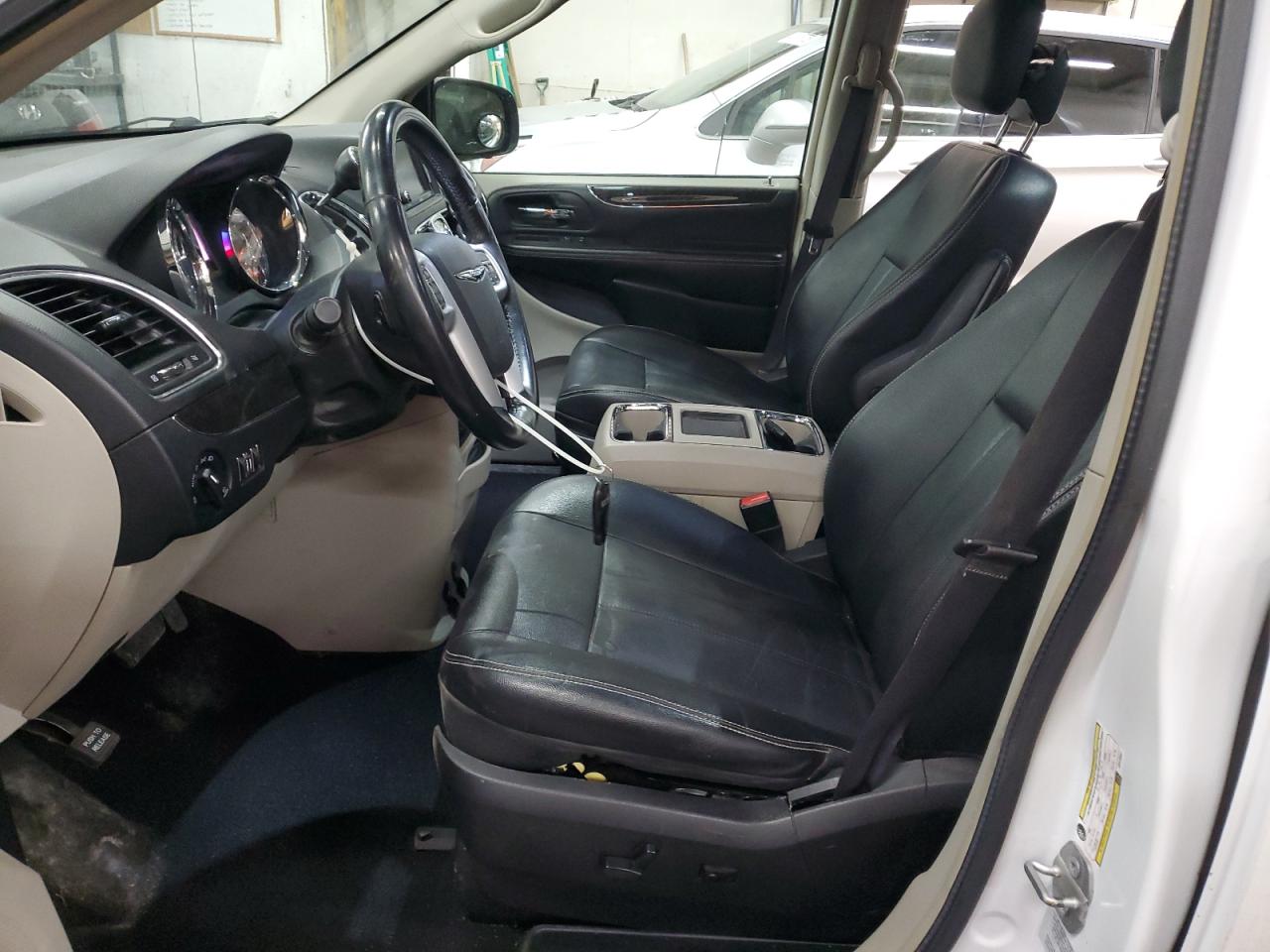 2016 Chrysler Town & Country - Image 7