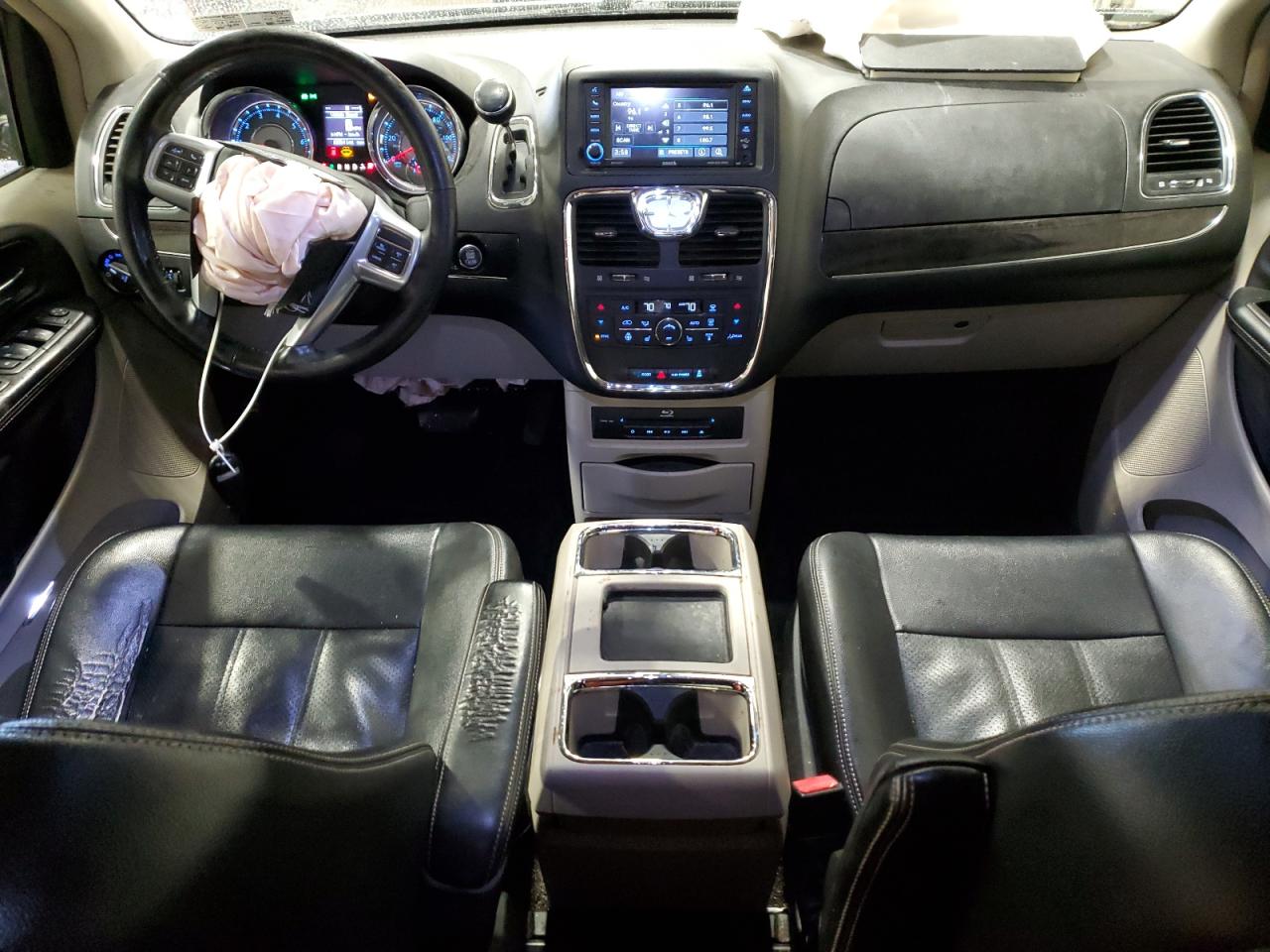 2013 Chrysler Town & Country - Image 8