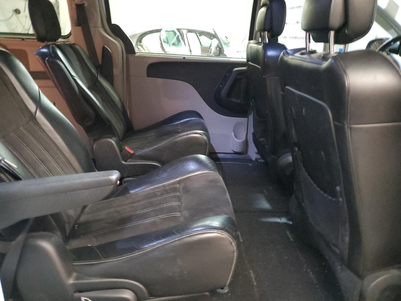 2014 Chrysler Town & Country - Image 11
