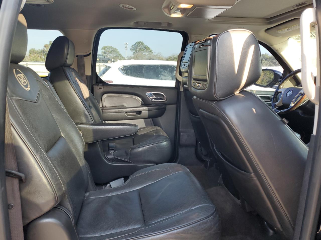 2013 Cadillac Escalade - Image 11