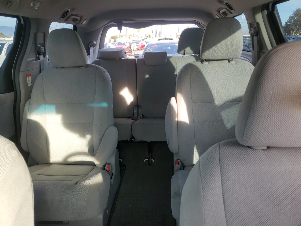 2015 Toyota Sienna - Image 10