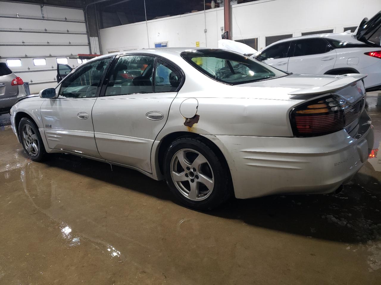 2002 Pontiac Bonneville - Image 2