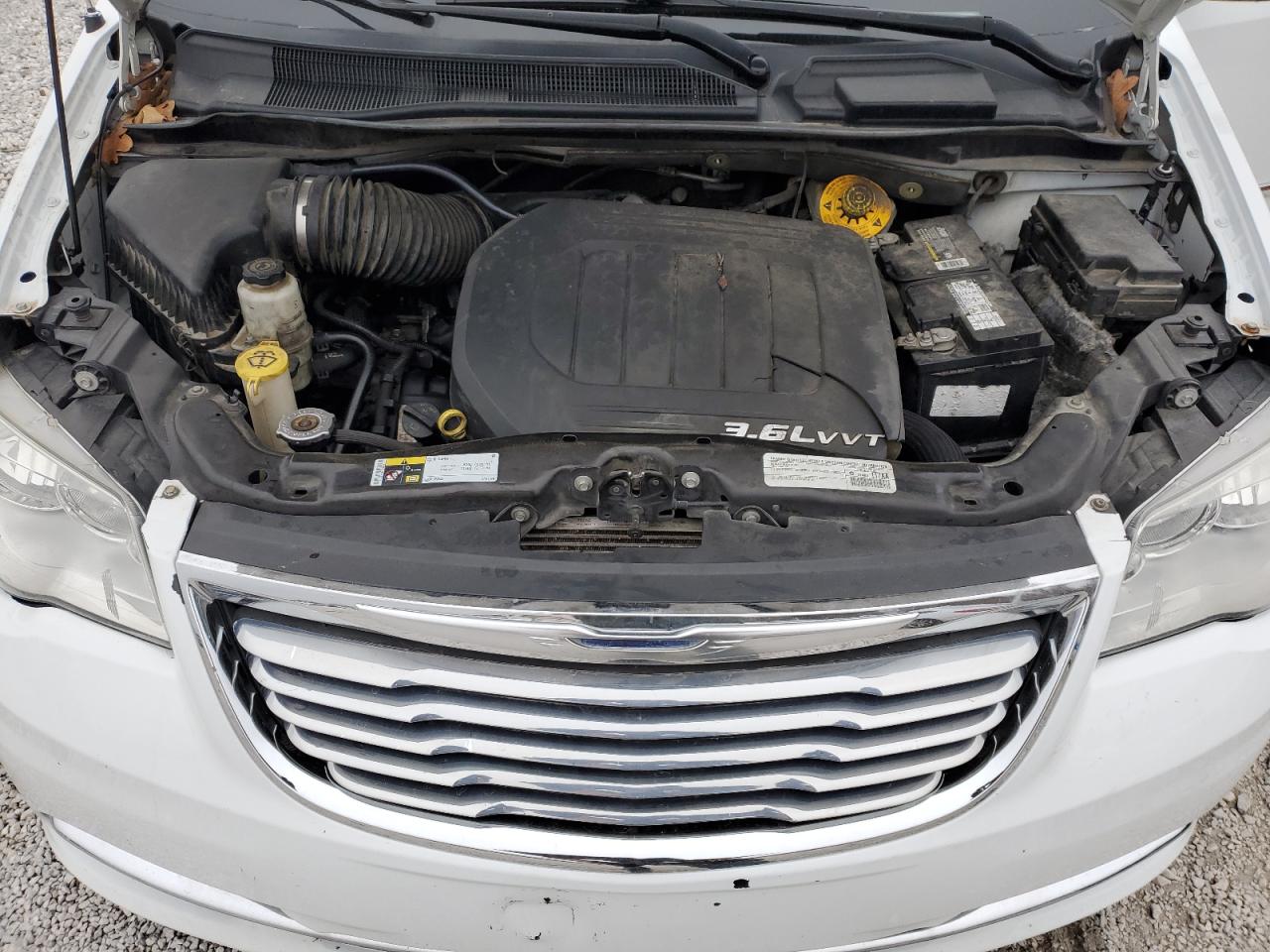 2015 Chrysler Town & Country - Image 13