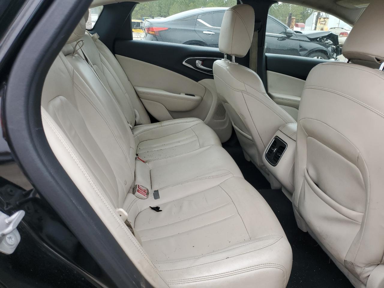 2015 Chrysler 200 - Image 10