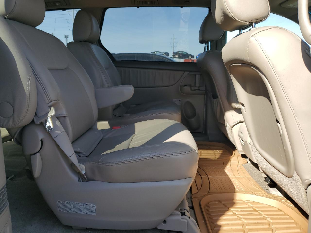 2009 Toyota Sienna - Image 11