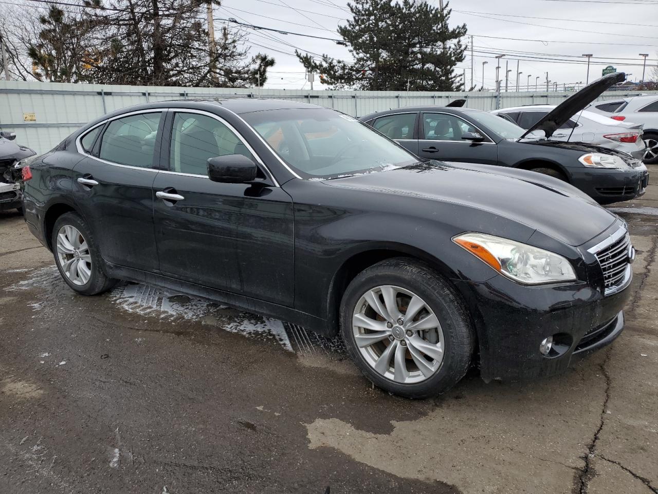 2011 Infiniti M - Image 4