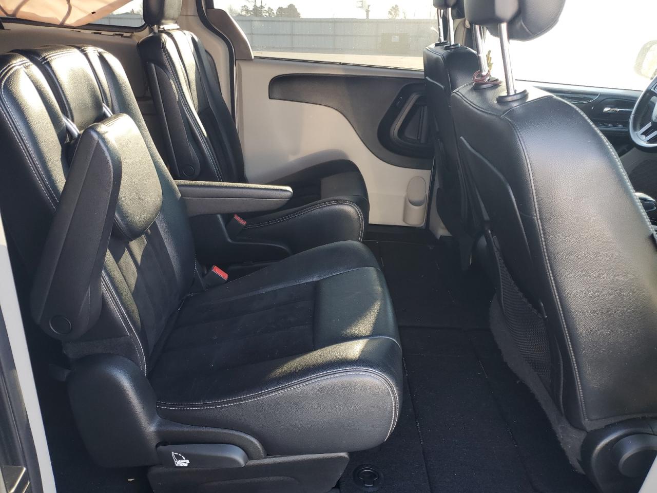 2017 Dodge Caravan - Image 11
