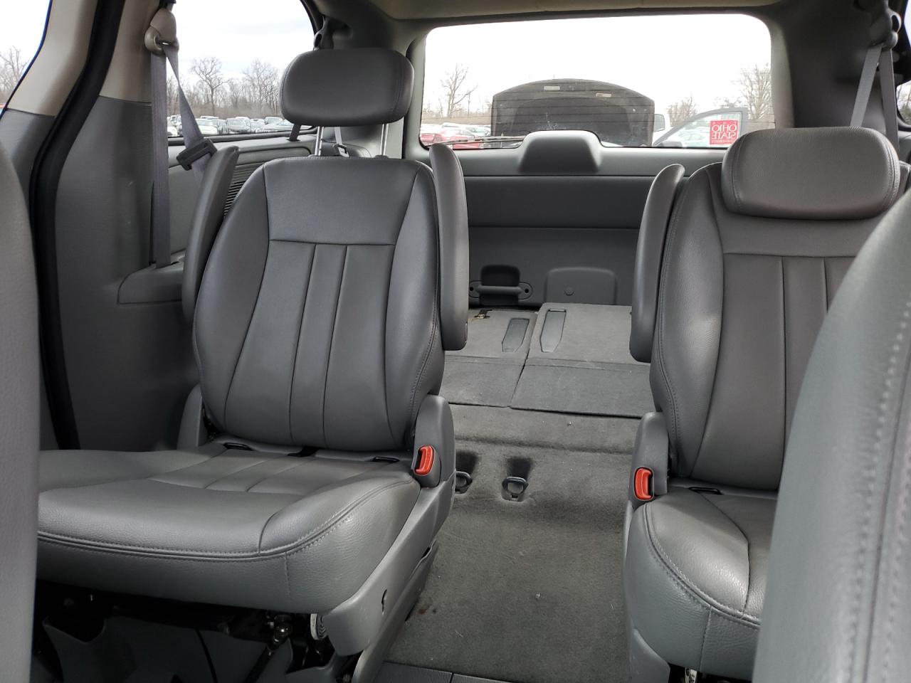 2007 Chrysler Town & Country - Image 10