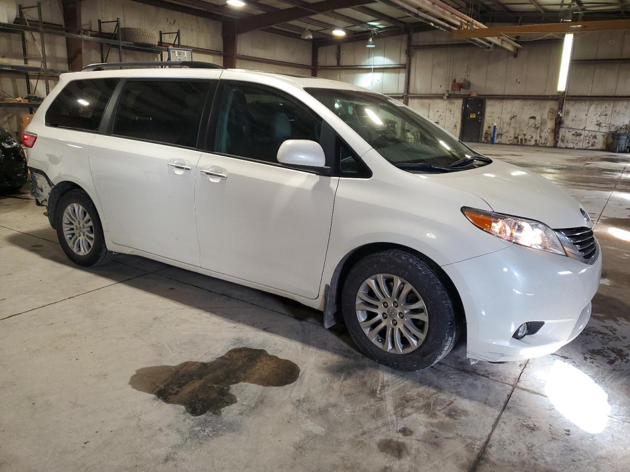 2017 Toyota Sienna - Image 4
