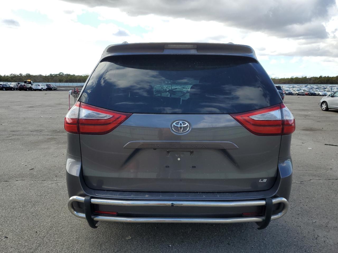 2017 Toyota Sienna - Image 6