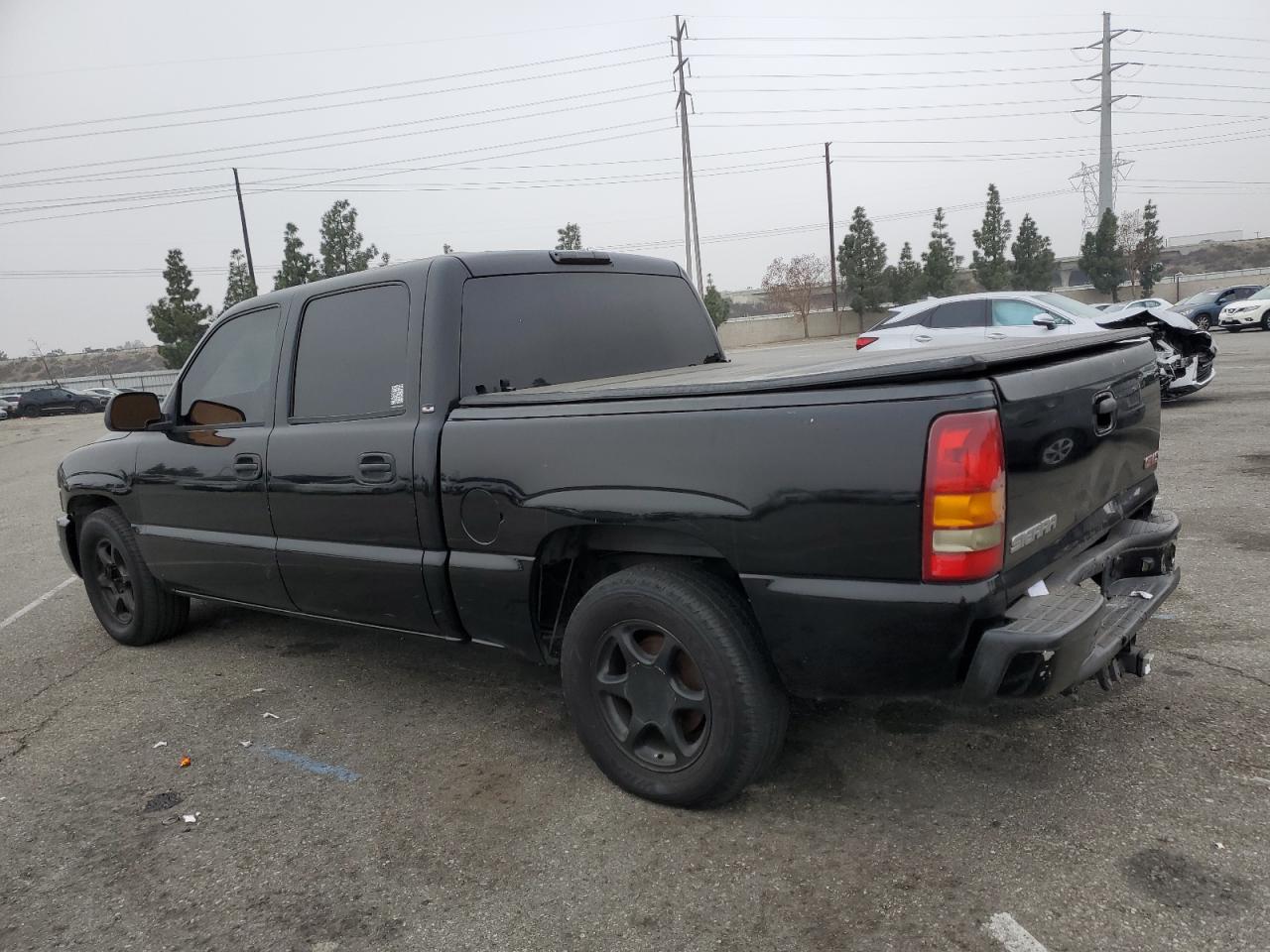 2005 GMC Sierra - Image 2