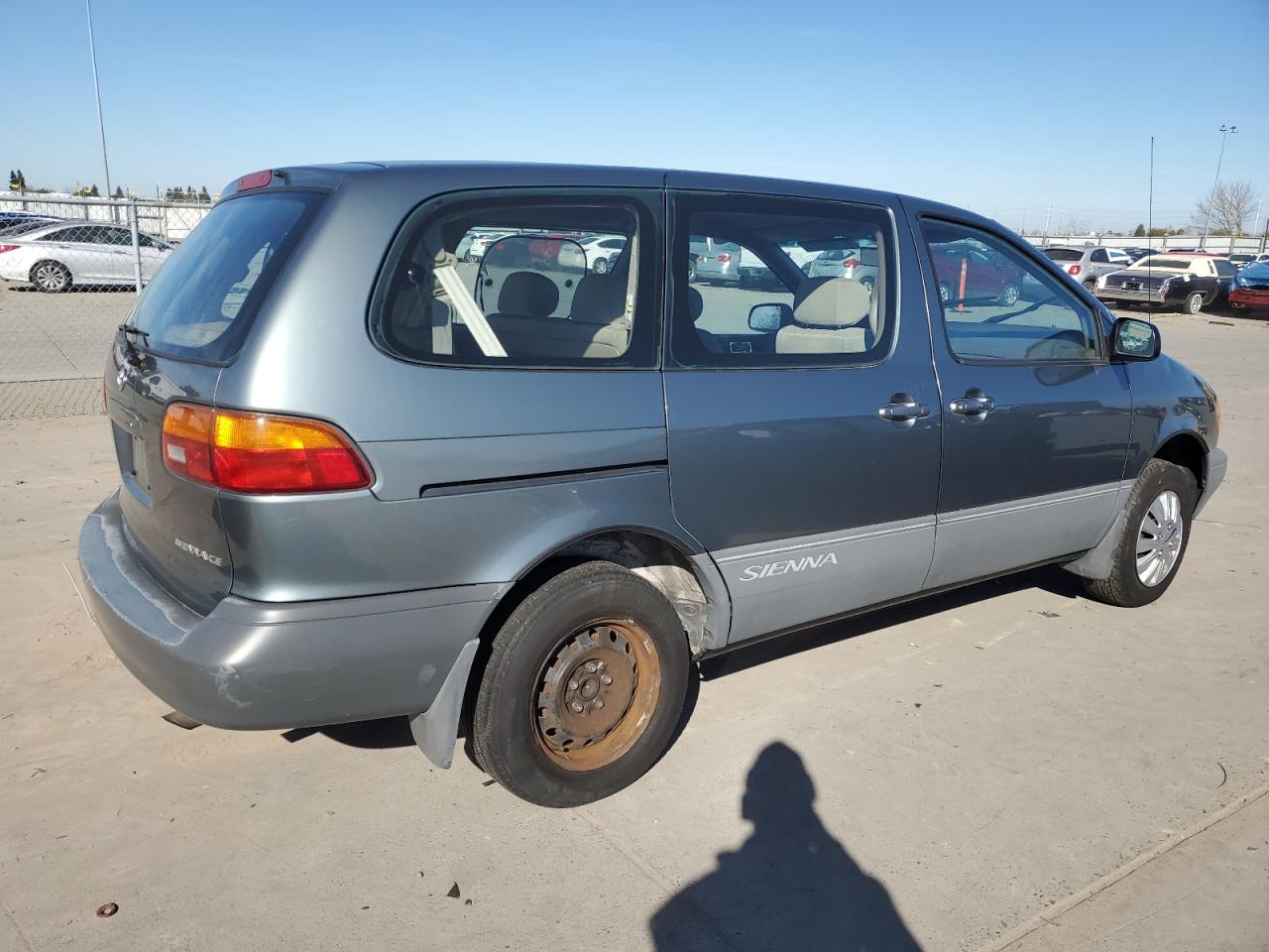 1999 Toyota Sienna - Image 3