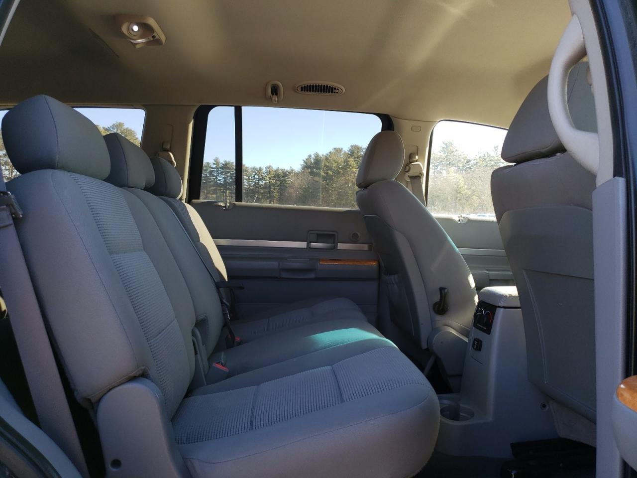 2008 Chrysler Aspen - Image 11