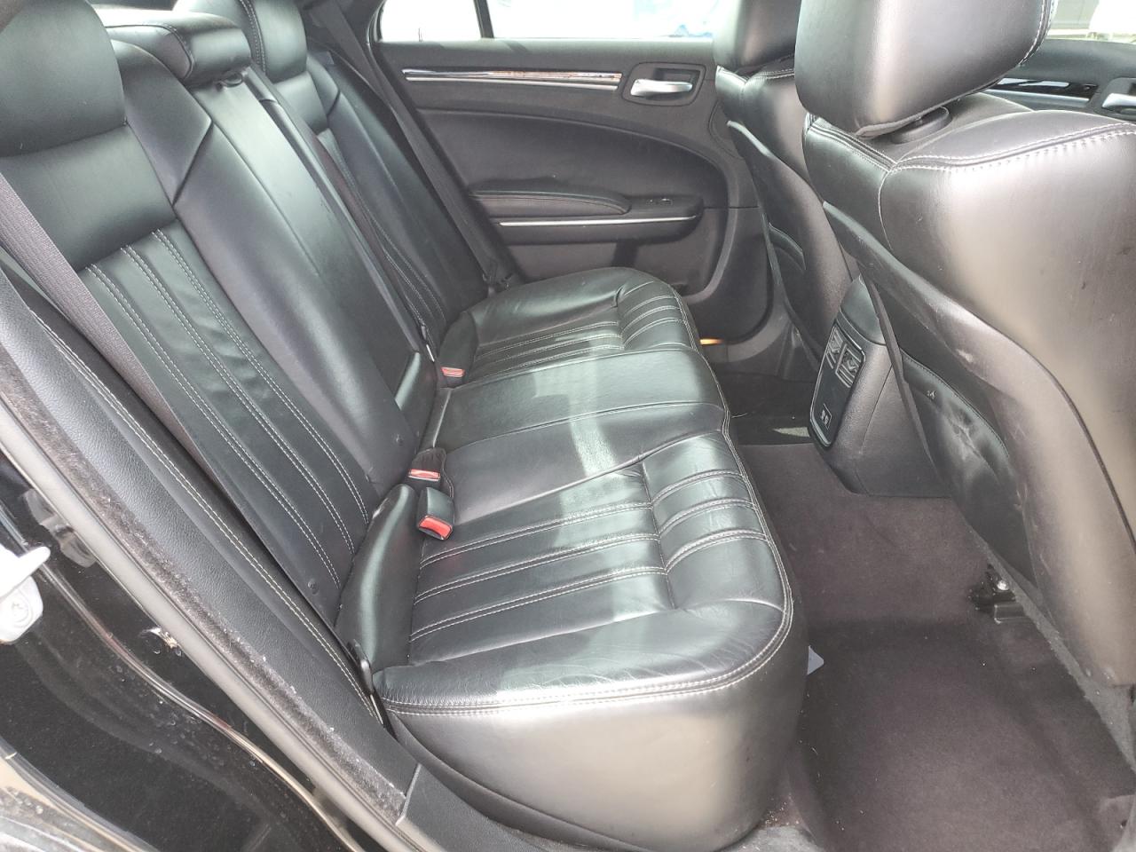 2017 Chrysler 300 - Image 10