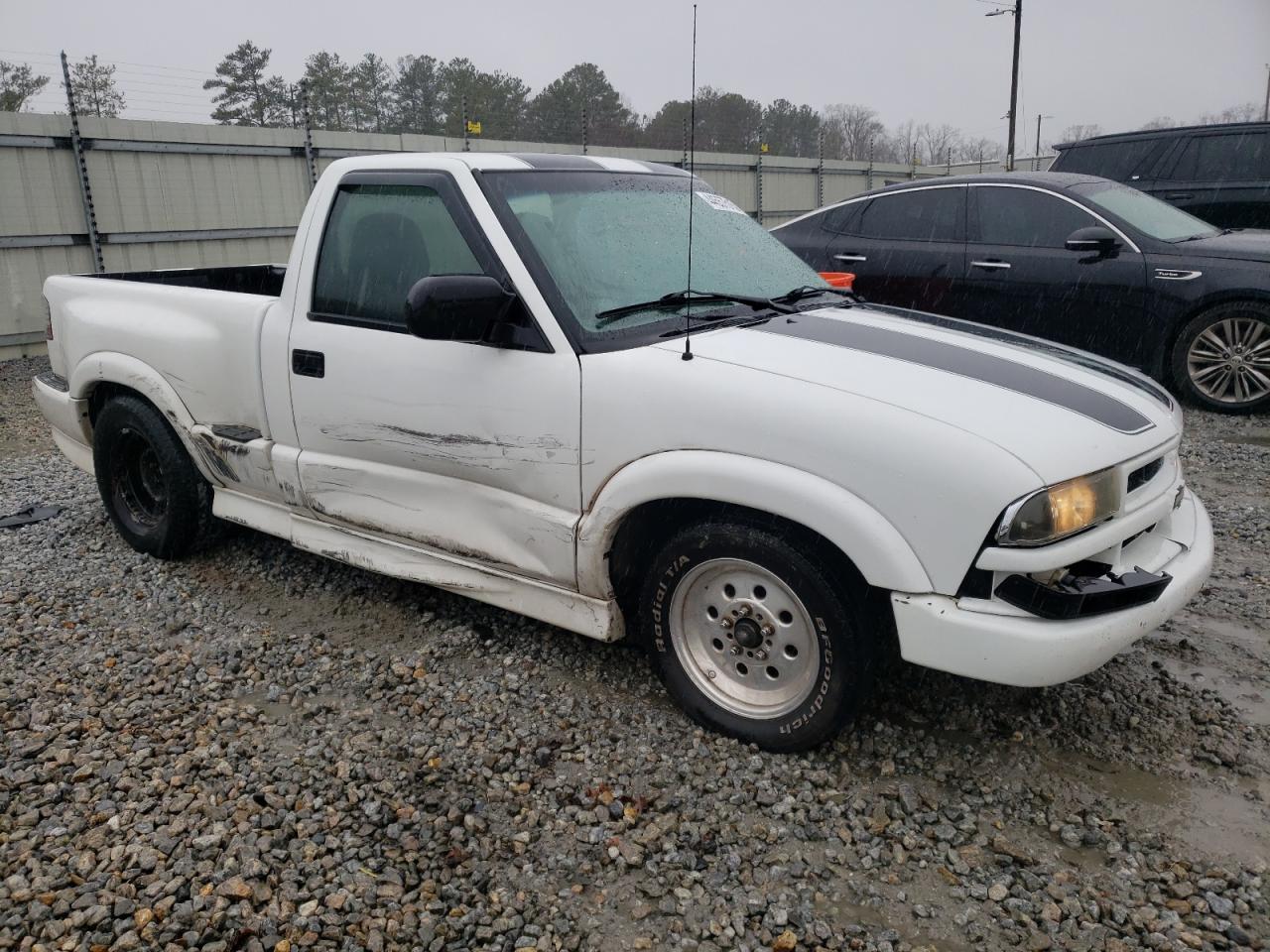 2001 Chevrolet S-10 Pickup - Image 4
