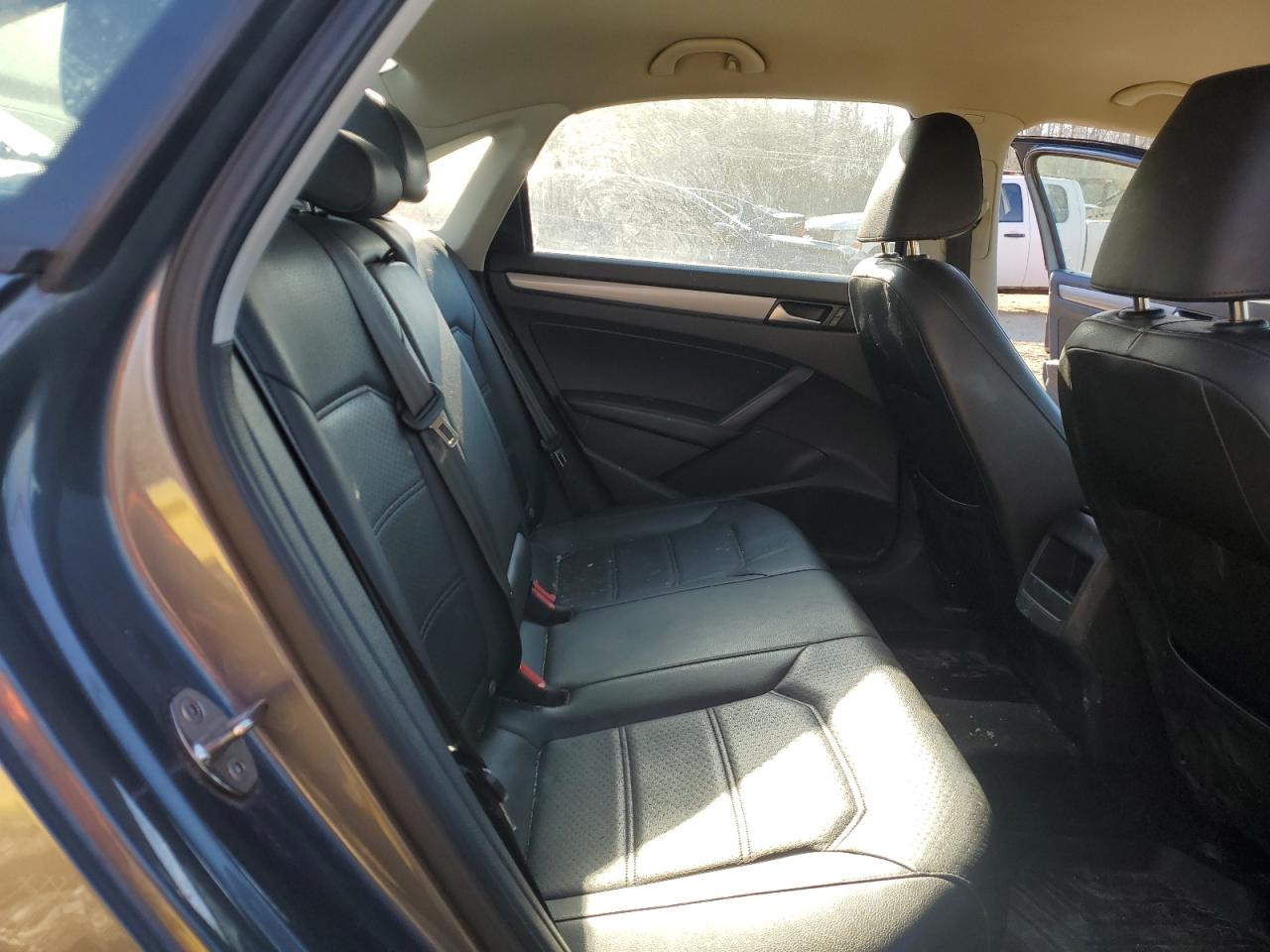 2015 Volkswagen Passat - Image 10
