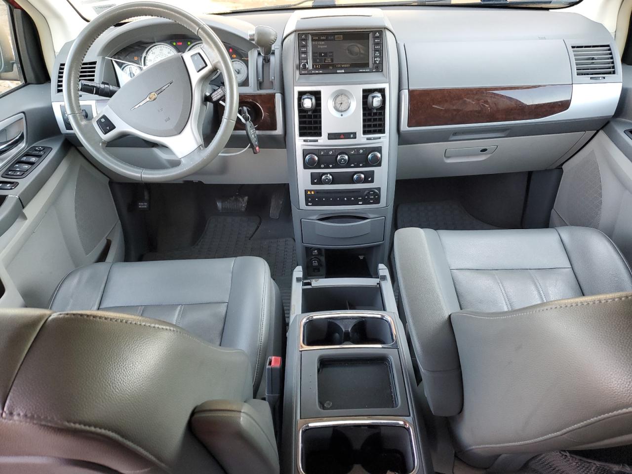 2010 Chrysler Town & Country - Image 8