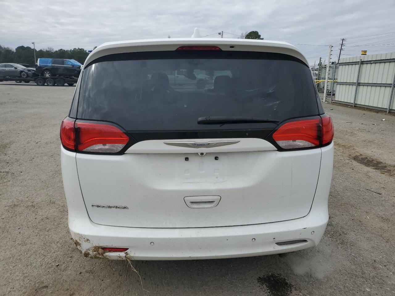 2017 Chrysler Pacifica - Image 6