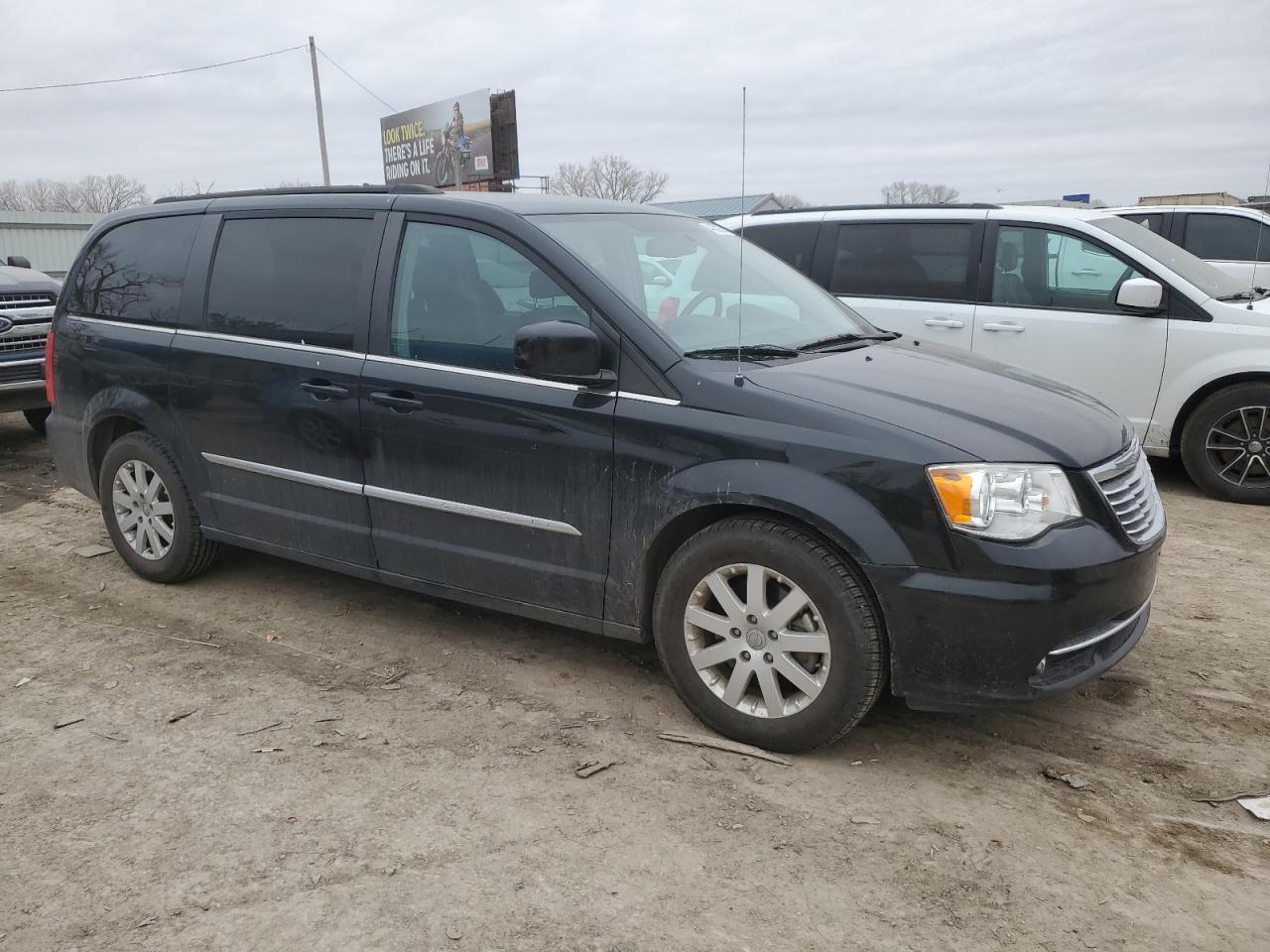 2016 Chrysler Town & Country - Image 4