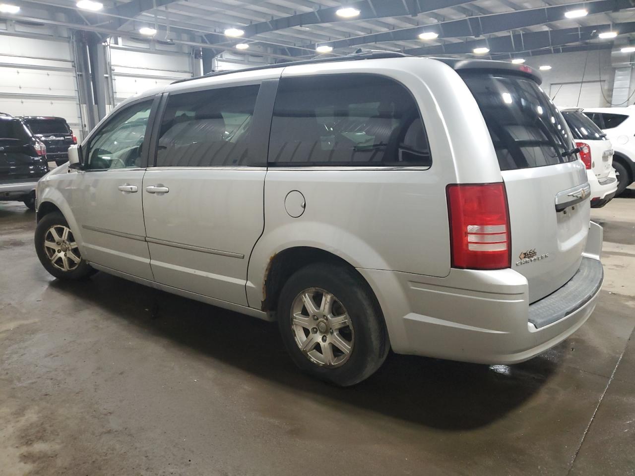 2009 Chrysler Town & Country - Image 2