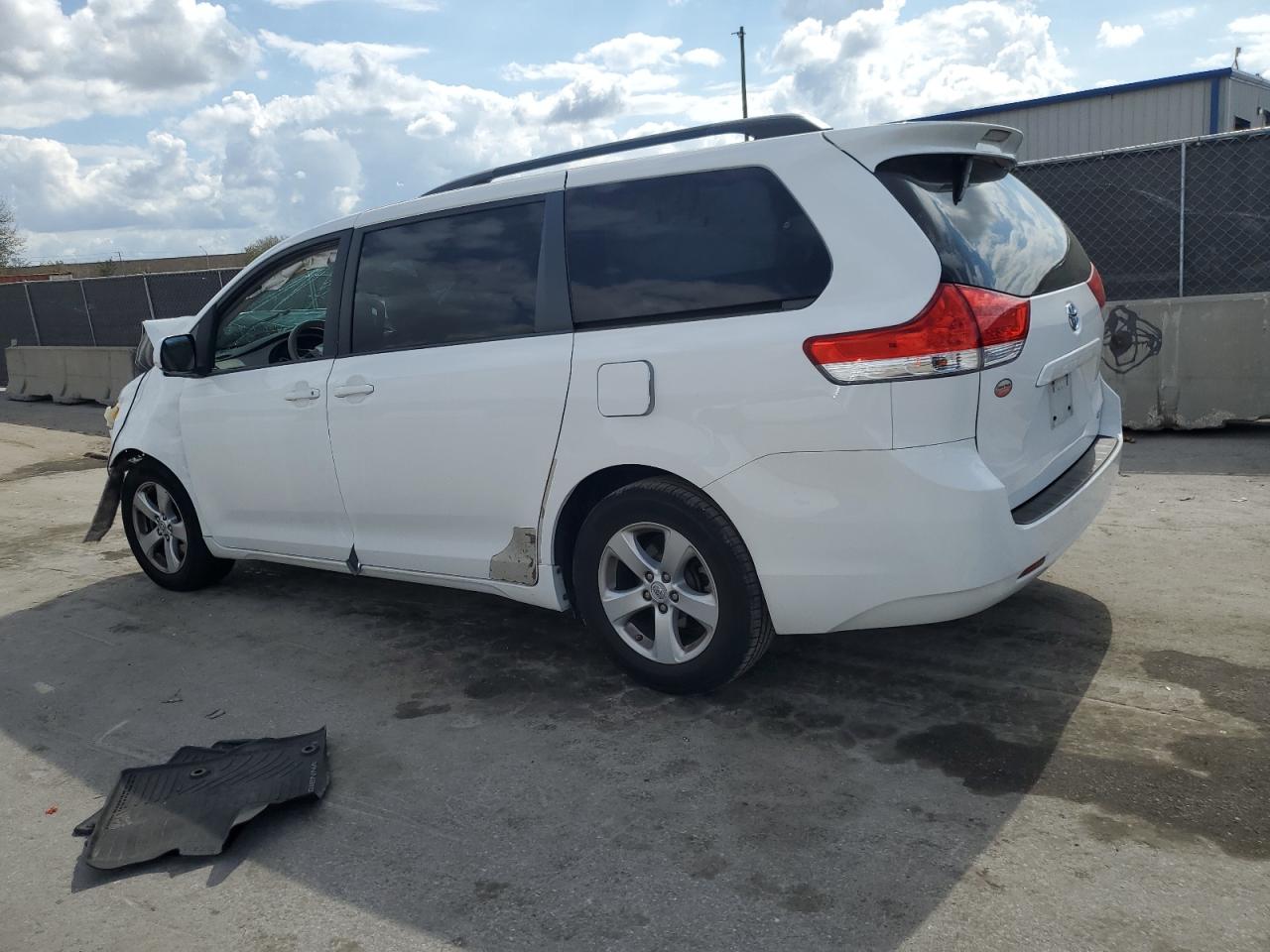 2012 Toyota Sienna - Image 2