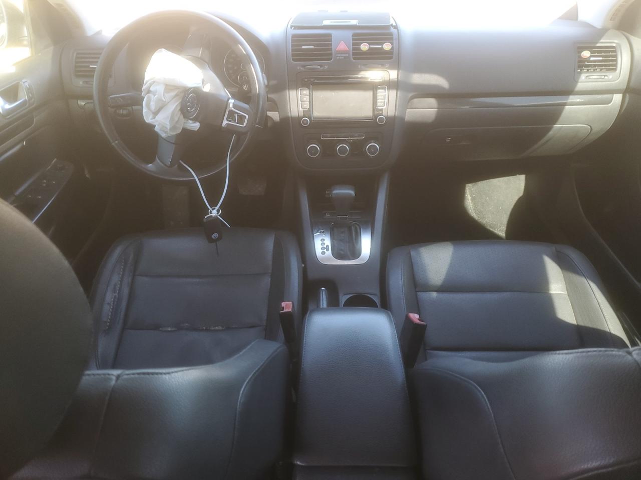 2010 Volkswagen Jetta - Image 8