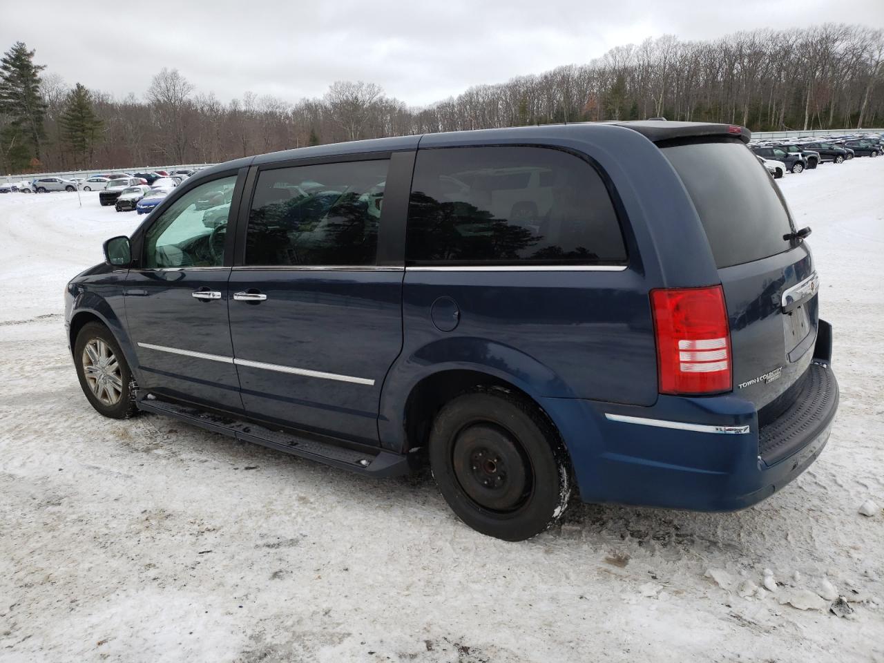 2008 Chrysler Town & Country - Image 2
