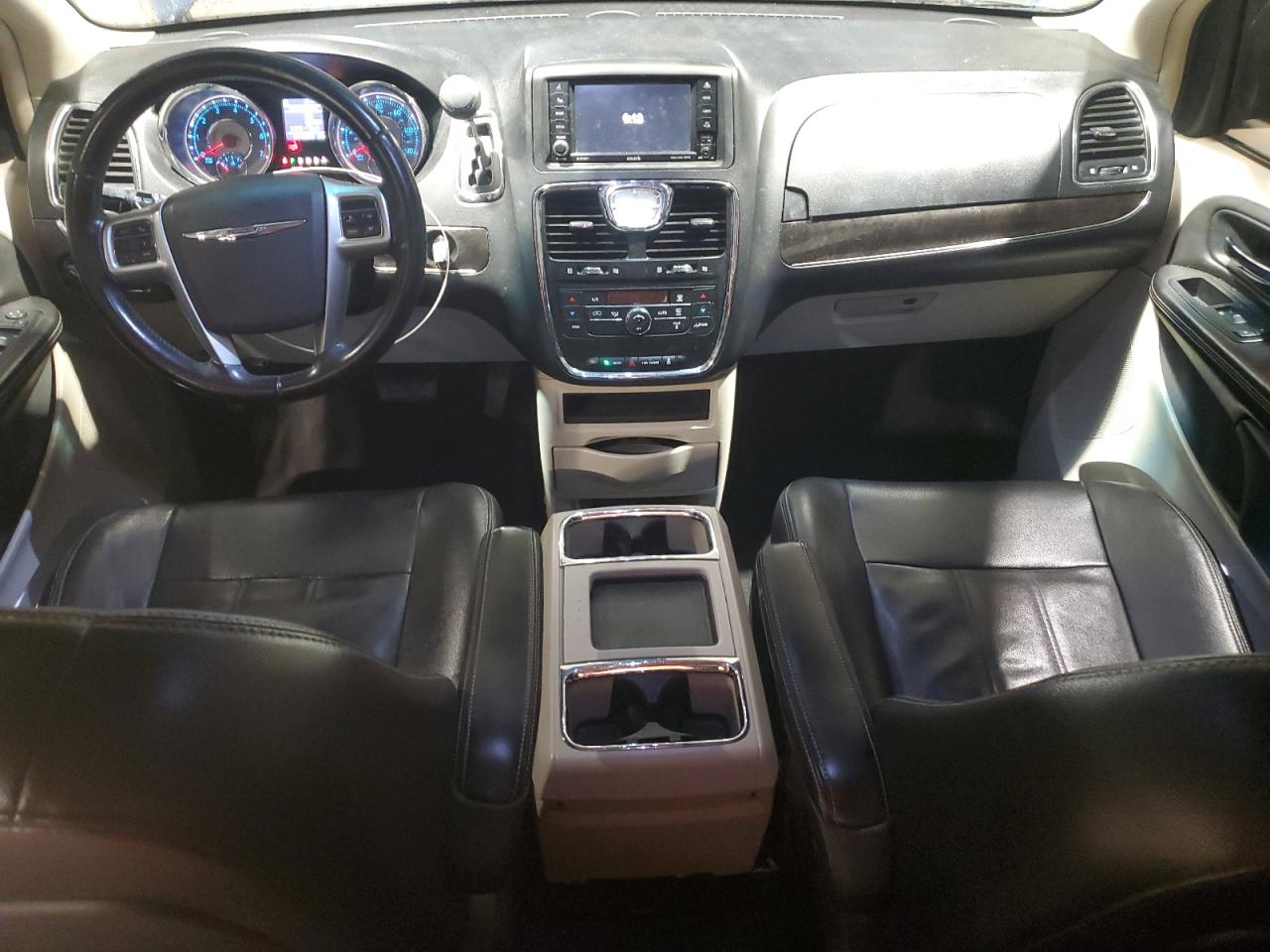 2013 Chrysler Town & Country - Image 8