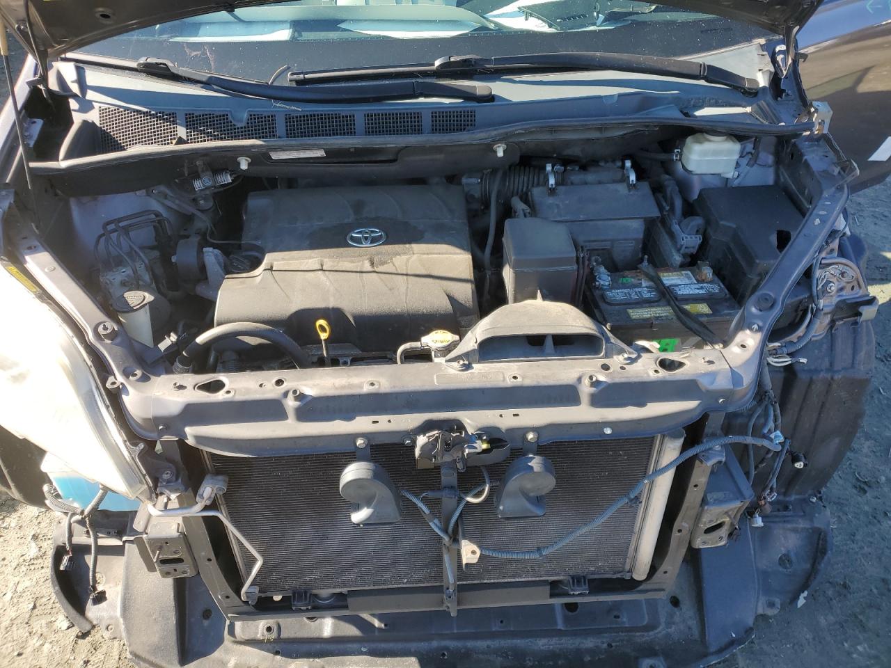 2011 Toyota Sienna - Image 12